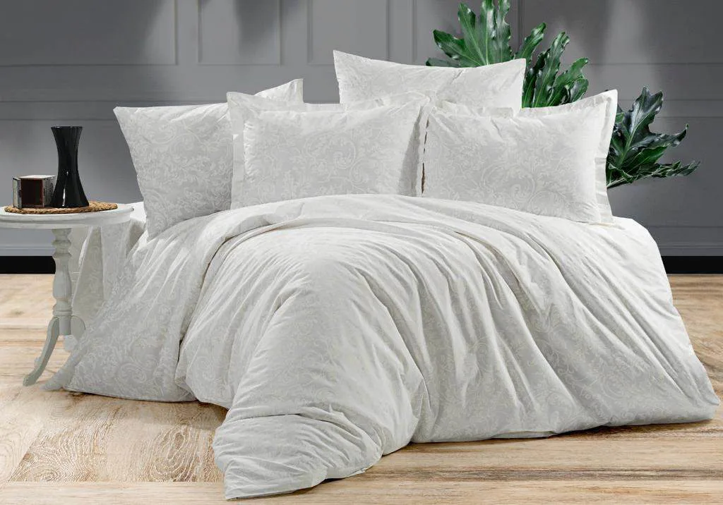 Krem damask desenli ranforce nevresim takımı ile hazırlanmış yatak