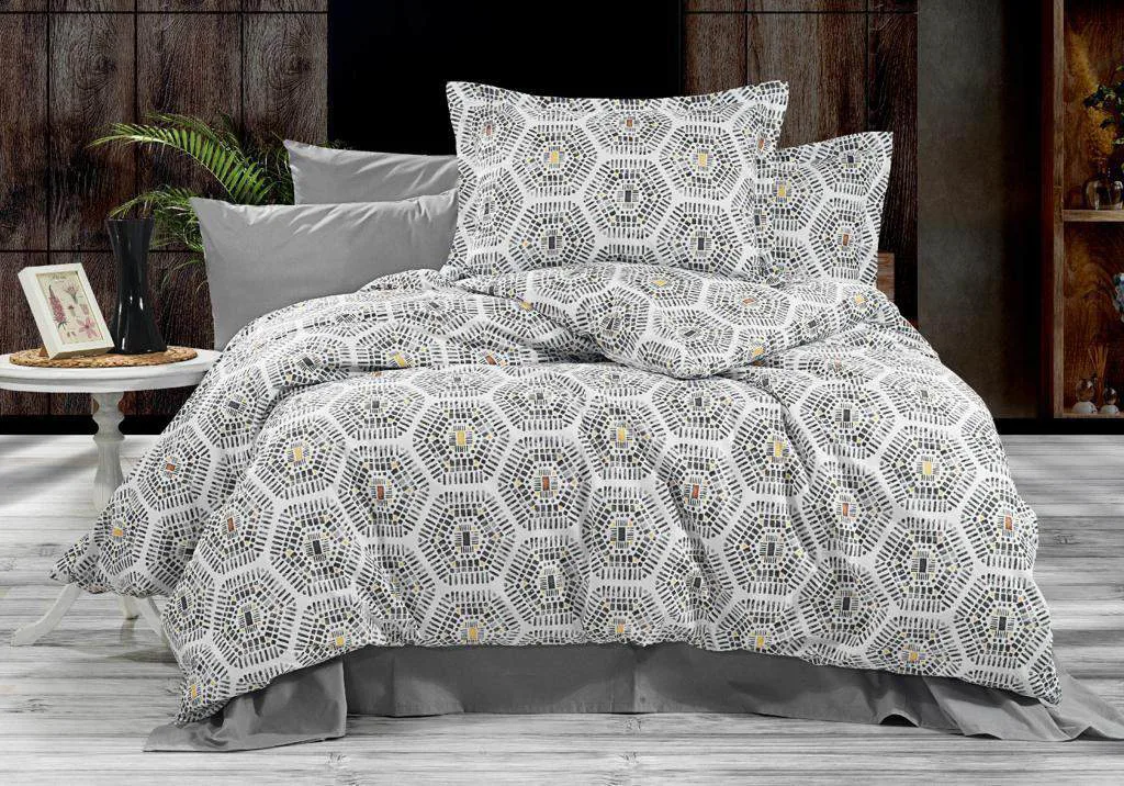 Gri geometrik mozaik desenli ranforce nevresim takımı ile hazırlanmış yatak